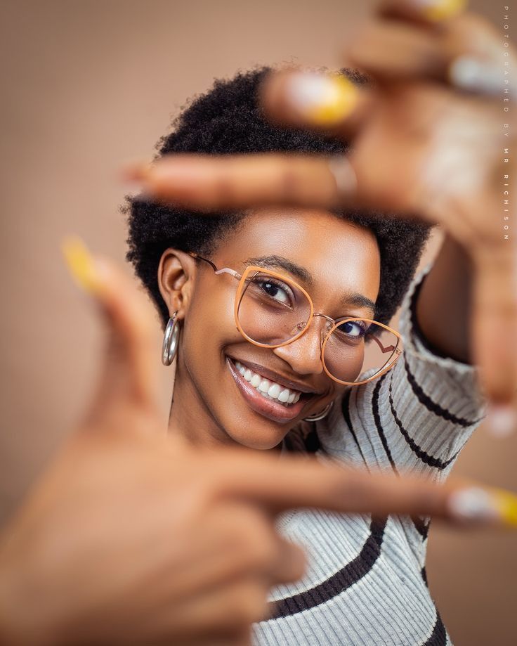 Cliente souriante cadrant avec les mains